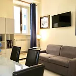 Central Apartment - Walk To Navona - Full Kitchen - Fast Wi-Fi & A-C